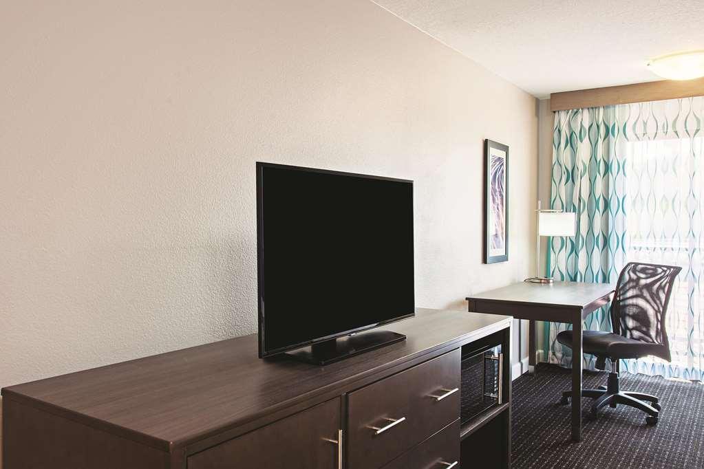Hotel La Quinta By Wyndham Pomona Extérieur photo